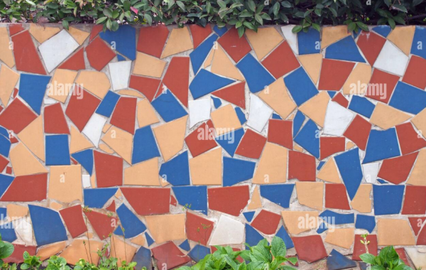 Dinding taman dengan motif mosaik warna-warni